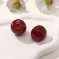 Makro-Detail von roten Glitzer-Harzperlen für DIY-Schmuck und Schlüsselanhänger - Rot