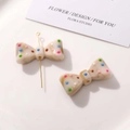 Détail de nœuds en résine à pois colorés avec texture marbrée pour création de bijoux - Milky blanc