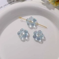 Vue macro de perles fleurs en cristal iridescent à cinq pétales pour bijoux DIY - 1 Pièce / Bleu