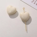 Ciondoli a cuore in resina avorio lucida con ganci dorati per la creazione di gioielli - Bianco
