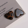 Detailansicht herzförmiger Anhänger mit Leopardenmuster und Metallrückseite für Bastelarbeiten - Braun