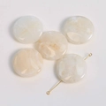 Dettaglio di perle in resina marmorizzata per gioielli fai-da-te con perno in metallo - Trama a nuvola / Bianco Latte