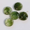 Dettaglio di perle in resina marmorizzata verde con scaglie dorate e fori orizzontali - Motivo Marmo Fumoso / Verde
