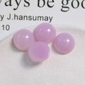 Primer plano de cuentas redondas de resina rosa de 16mm para joyería en bandeja blanca - Púrpura