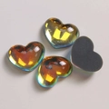 Vista macro de cuatro dijes de corazón de resina aurora degradada con reverso plano DIY - Gris