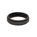 Makroaufnahme eines anthrazitfarbenen Spinner-Rings mit sandgestrahlter matter Oberfläche - US 7 / Schwarz