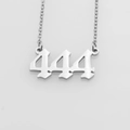 Silberne Edelstahlhalskette mit 444 Engelszahl-Anhänger und feiner O-Gliederkette - Stahl 444