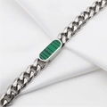 Silbernes Panzerketten-Armband mit grünem Malachit-Inlay auf weißem Stoffhintergrund - Grüne Muschel Armband (DG-SL00019) / Silber
