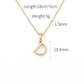 Makroansicht der goldenen D-Buchstaben-Halskette mit Maßen und Kristalldetails - Buchstabe D (DG-XL00159-D)