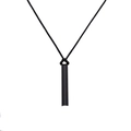 Detalle macro del collar con colgante cilíndrico negro con acabado mate - Silbato Negro con Cordón Negro / Cuerda Negra