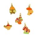 Cinq pendentifs champignons en émail coloré avec crochets dorés pour bijoux DIY - Lot de 5 champignons disposés de manière lâche