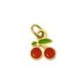 Makroansicht des vergoldeten Kirsch-Anhängers mit roter Emaille und grünem Blattdetail - Glänzende Emaille-Kirsche (PJ-00004-Kirsche 3)