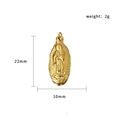 Detalle del colgante ovalado dorado con relieve que muestra 22 mm de alto y 10 mm de ancho - Arte corporal