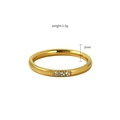 Minimalistischer Ring aus vergoldetem Titan mit drei funkelnden Zirkonsteinen - Größe 5 / Gold