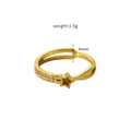 Detailansicht eines 4mm goldenen Titan-Sternrings mit eingebetteten Zirkonsteinen - US 5 / Gold