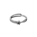 Makro-Detail des silbernen Sternrings mit Zirkonia-Inlay und doppellagigem Hohldesign - US 5 / Stahlfarben