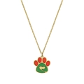 Detail einer goldfarbenen Kette mit rot-grünem Emaille-Anhänger in Pfotenform mit Herz - Orangegrüne Pfote