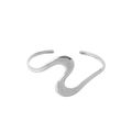 Brazalete minimalista de acero de titanio plateado con un diseño elegante de ondas suaves - Onda en Forma de S / Color acero