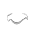 Brazalete ondulado plateado pulido en acero de titanio minimalista para mujer - Onda en Forma de M / Color acero