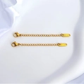Vergoldete Edelstahl-Verlängerungskette mit Karabinerverschluss und K18-Anhänger auf weißer Seide - 18K-Gold