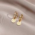 Orecchini pendenti Evil Eye dorati con finitura lucida a specchio su lussuoso raso champagne - Oro 18K