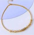 Detail der goldenen geometrischen Kette mit spiralförmigem Design und gerippten Elementen - Spiralspindel-Dekorationsstil (Bild 1)