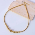 Goldene Halskette mit Spiralkette und geometrischen Akzenten auf einem Steinhintergrund - Marquise-Form Farbverlauf Geometrisches Modulares Design