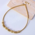 Collana minimalista in acciaio al titanio dorato con bobine geometriche e chiusura a moschettone - Stile Ciondolo a Fuso con Anello a Molla (Immagine 5)