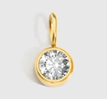 Detail eines minimalistischen Anhängers aus Gold mit rundem funkelndem Diamant für Schmuck - Weiß