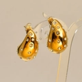 Goldene hohle Tropfenohrringe mit weißen Zirkonia-Kristallen auf transparentem Ständer - 18K Gold - Weißer Zirkonia