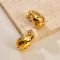 Detailansicht der goldenen Tropfenohrringe mit bunten Kristallen auf Marmor - 18K Gold-Bunte Zirkonia