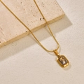 Dettaglio collana a catena serpente dorata con pendente smeraldo rettangolare - Stile Oro-Bianco