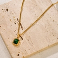 Macro del ciondolo di smeraldo rettangolare su catena in oro 18k sopra pietra travertino - Stile Oro-Verde (L114)