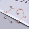Roségoldene Titanstahl-Fußkette mit sieben Glöckchen und verstellbarem Karabinerverschluss - Armband / Roségold