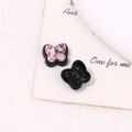 Détail macro de breloques papillon en cristal rose montrant le design avant et arrière - Papillon en Zircon Rose