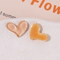 Dettaglio macro di ciondoli in resina a forma di cuore con glitter per accessori fai-da-te - Arancione