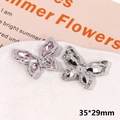 Dettaglio dei ciondoli a farfalla con strass rosa per scarpe e fai da te, misura 35x29mm - Farfalla Strass Rosa Tipo A