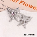 Vista macro dei ciondoli a farfalla in argento con pietra rosa, misura 29x34mm - Farfalla Strass Rosa Tipo B
