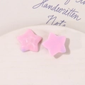 Makroaufnahme von rosa Glitzer-Sternanhängern aus Harz mit blauem Marmoreffekt für DIY-Basteln - Dunkelrosa