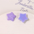 Nahaufnahme von lila Stern-Accessoires aus Harz mit Glitzer für DIY-Schmuckherstellung - Lila