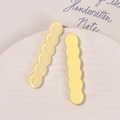 Detalle macro de pinzas para el cabello de resina con purpurina ondulada en amarillo - Amarillo