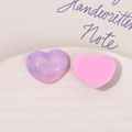 Gros plan de charms en résine en forme de cœur pailleté violet et rose pour loisirs créatifs - Rose foncé