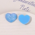 Detailansicht von blauen Herzanhängern aus Harz mit Glitzerfacetten und glatter Optik - Blau
