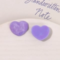 Makro-Detail von lila Harzherzen mit Glitzer und glatten Texturen für DIY-Handwerk - Lila