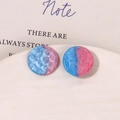 Close-up of round glitter resin cabochons with hammered texture and pink blue gradient - Blue