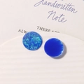 Detail von geometrischen blauen Harzanhängern mit Galaxie-Ölgemälde-Effekt für Ohrringe - Blau