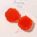 Dettaglio di ciondoli floreali in resina arancione traslucida per gioielli fai da te - Rosso Arancio