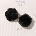 Vista dettagliata di spille a forma di rosa in resina nera traslucida con petali stratificati - Nero