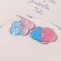 Detalle de accesorios de resina en forma de nube con degradado azul-rosa y purpurina - Azul