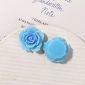 Detalle de rosas de resina azul con textura de purpurina y base plana para manualidades - Azul claro